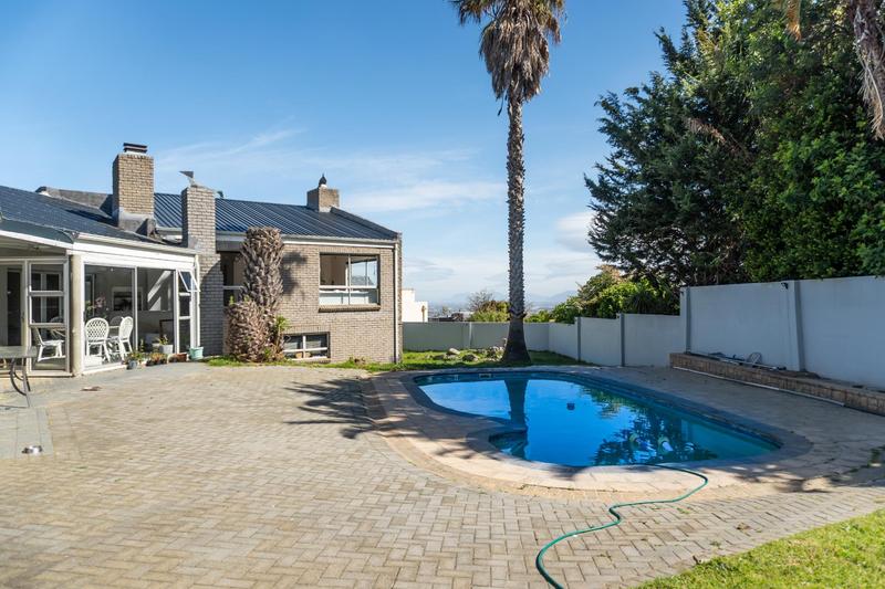 6 Bedroom Property for Sale in Plattekloof Western Cape